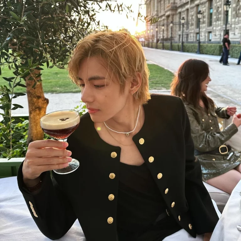 BTS V's picture in Paris is out