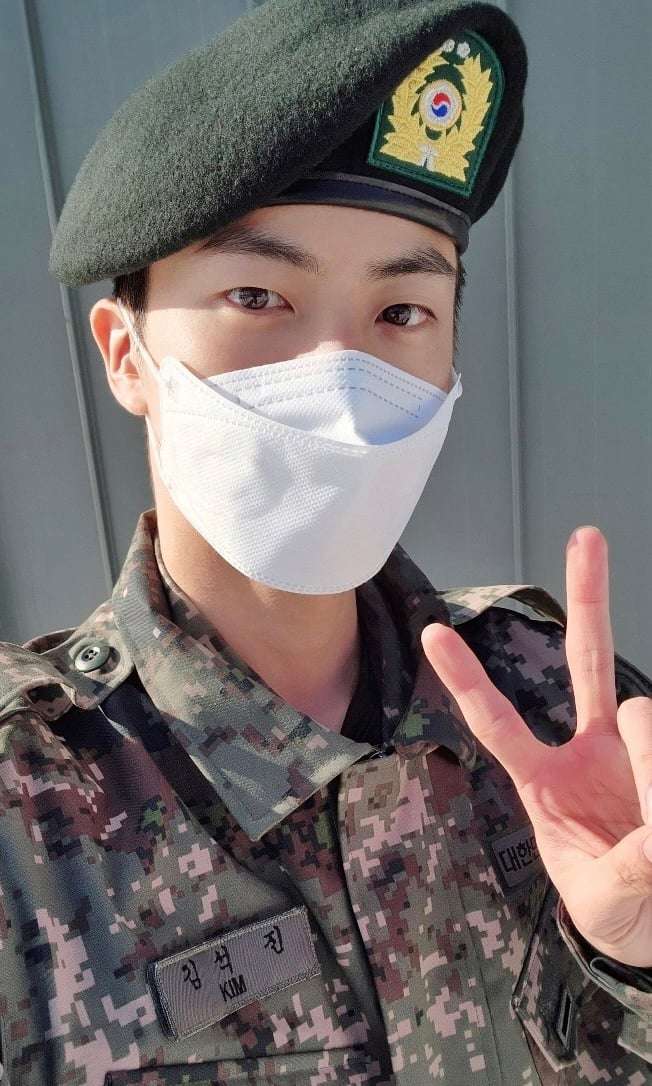 BTS Jin's picture in military uniform saved a Brazilian female fan