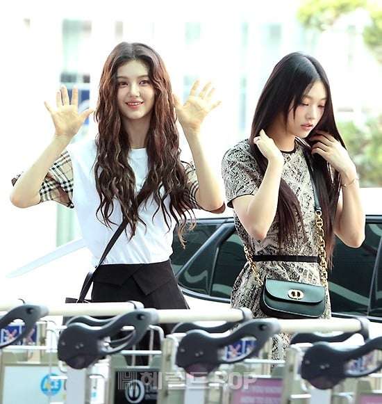 NewJeans stuns netizens with their visuals at the airport