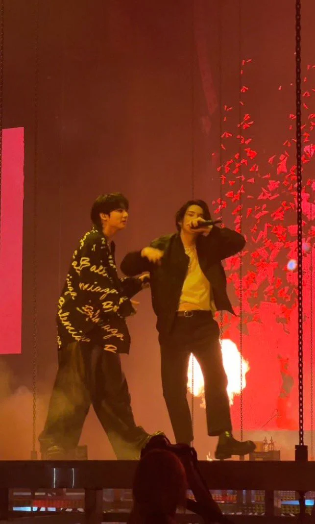 Jungkook appeared at BTS Suga's final concert as a guest in real time (Burn It + Seven)