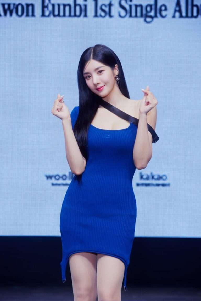 Kwon Eunbi's comeback press conference outfit today + performance outfit