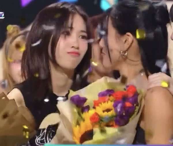 Netizens talk about Ryujin crying when Jihyo got 1st place