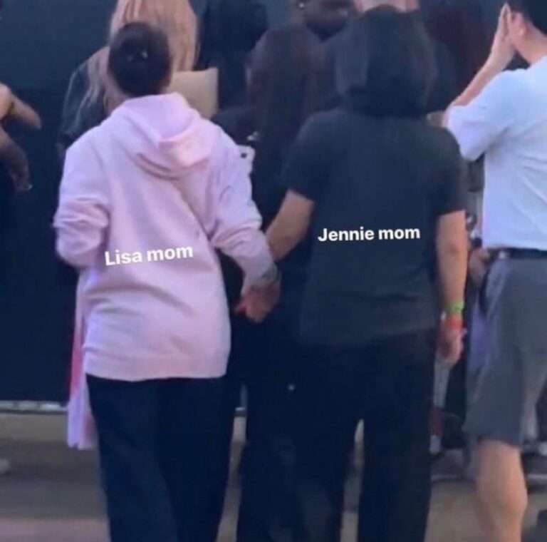 Jennie's mom and Lisa's mom held hands and went to BLACKPINK's concert