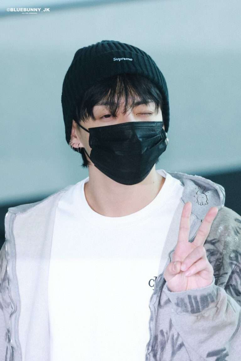 BTS Jungkook who couldn't open his eyes but still greeted fans on his way to the US