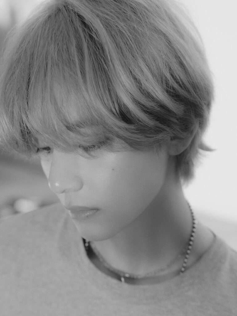 BTS V stunned netizens with 'Layover' photo 4
