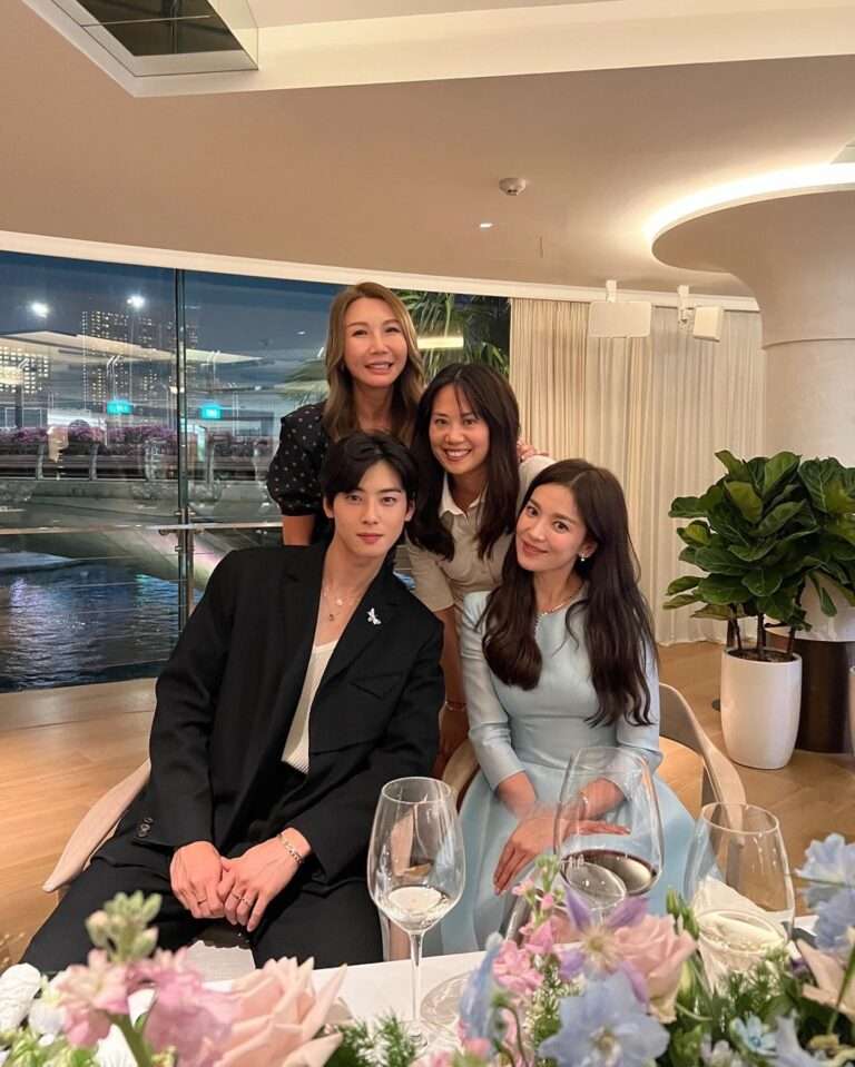 Cha Eunwoo's Instagram update with Song Hye Kyo
