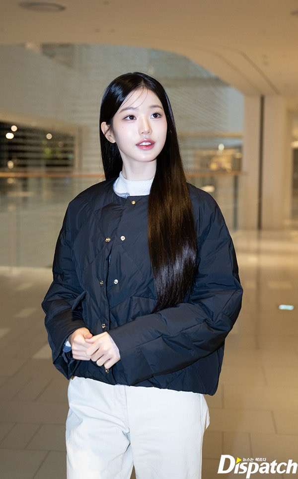 IVE Jang Wonyoung's journalist pictures visiting the Hyundai SJSJ store today