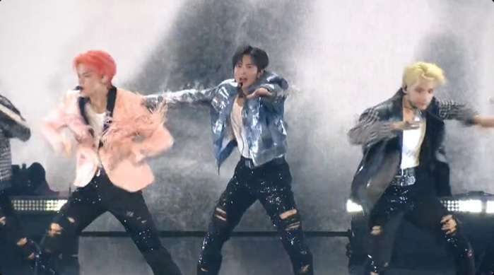 Netizens talk about TXT performing their new song 'Back For More' at the VMA