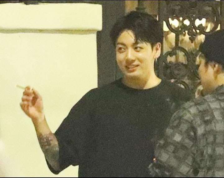 Netizens' reactions after seeing Jungkook smoking