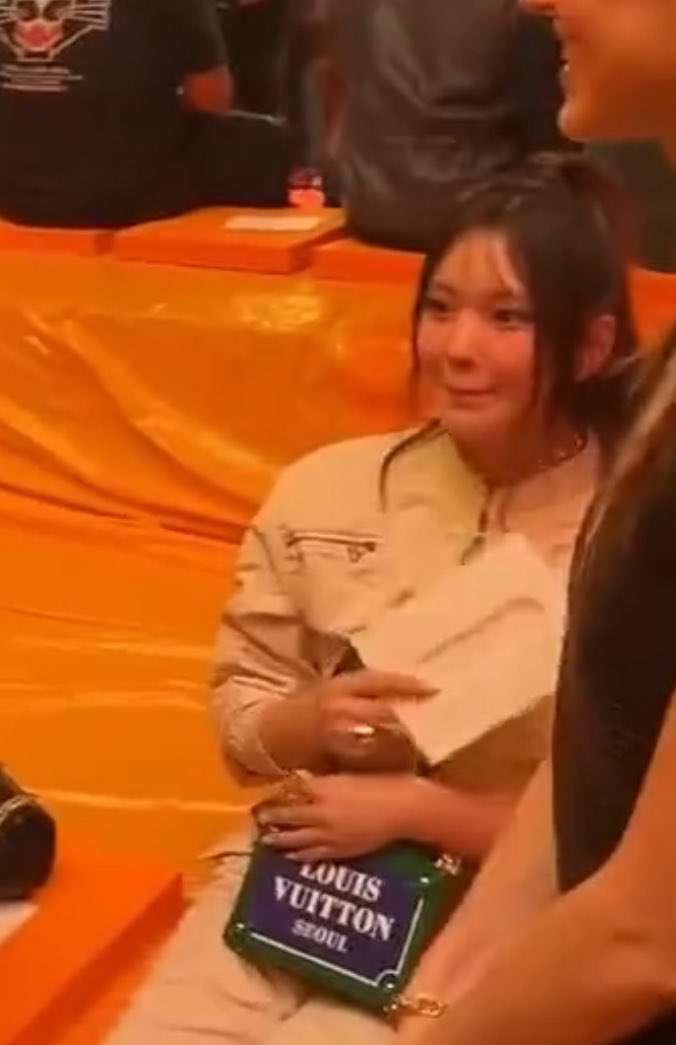 NewJeans Hyein gets shy when she sees one of the celebrities she met Chloë Grace Moretz kissing