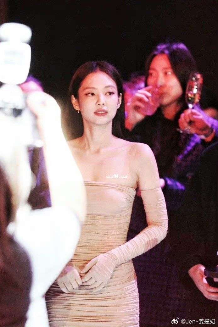 Jennie is really a celebrity in these pictures