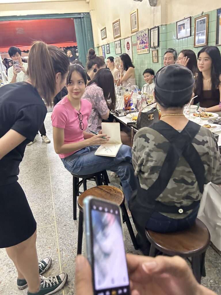 Netizens were shocked to see Lisa eating with her daughter Lee Jaeyong in Thailand
