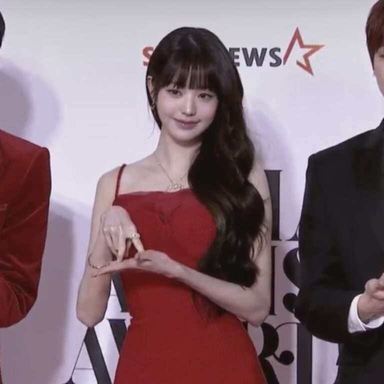 MC Jang Wonyoung on the AAA red carpet