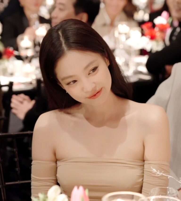 Netizens say that this gif of Jennie is crazy
