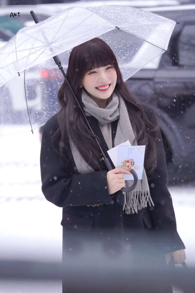 Red Velvet Joy on her way to work on a snowy day with long bangs and full of winter vibes, getting good responses