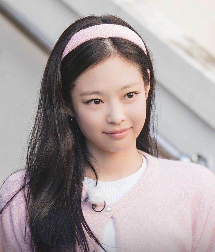 Still cuts of Jennie for Apartment 404 have been released