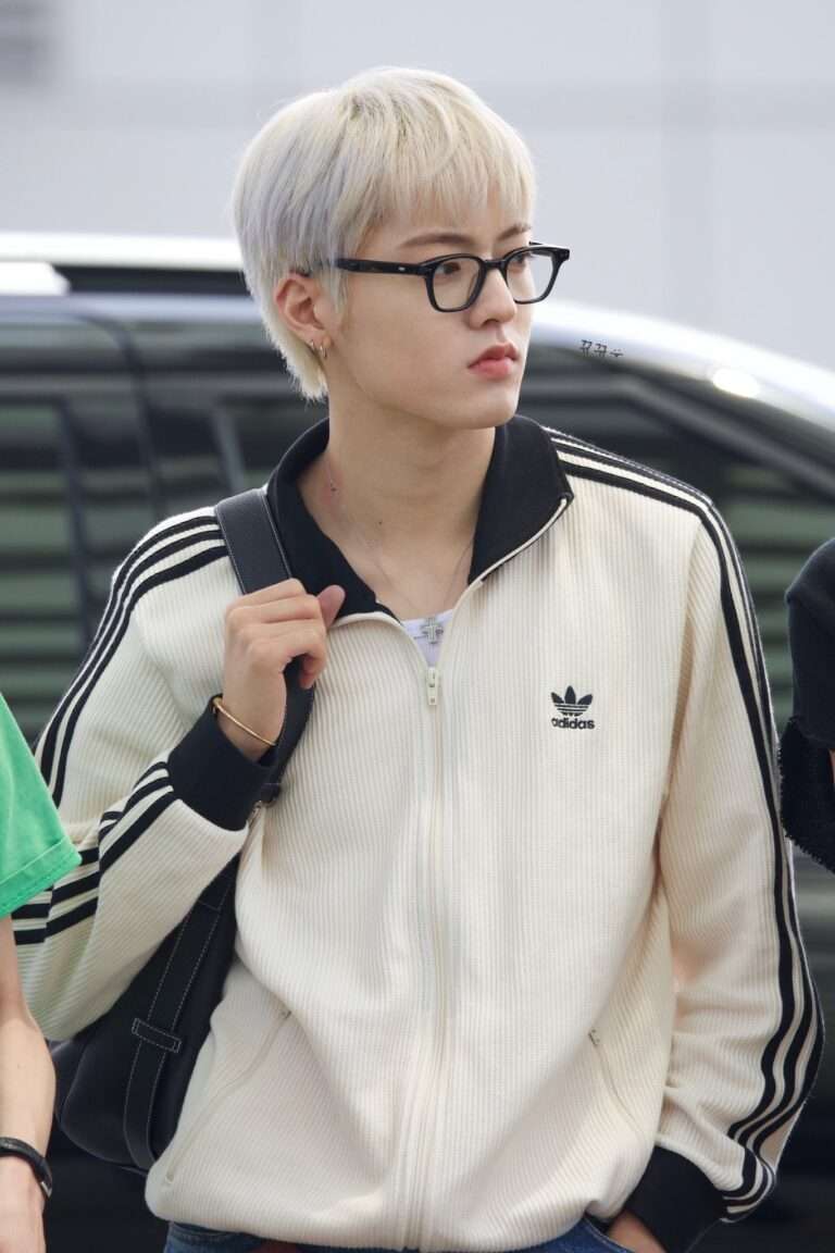 Adidas clothes became a hot topic on Twitter because many idols were wearing them recently