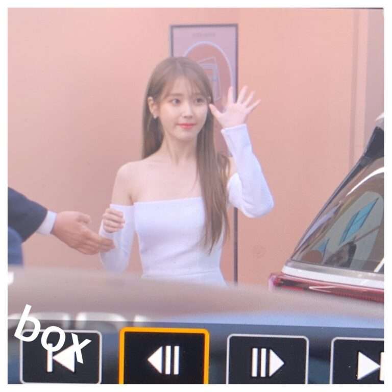 IU who dyed her hair brown on her way to the pop-up store today