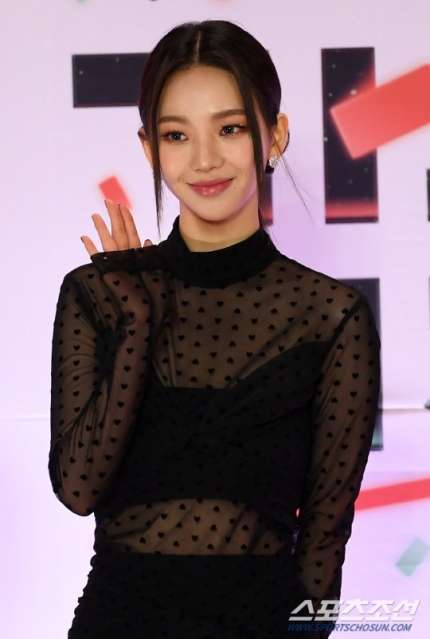 Korean media is saying that Karina chose Lee Jae Wook, not the fans after she admitted to dating rumors