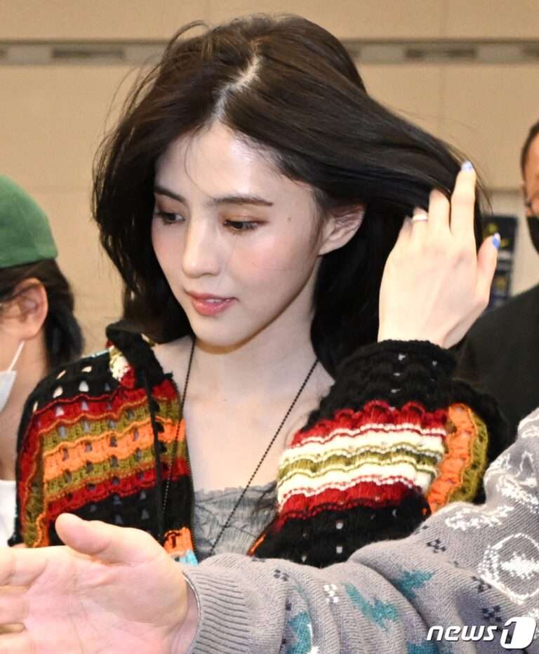 Netizens react to Han So Hee wearing a ring on her left ring finger