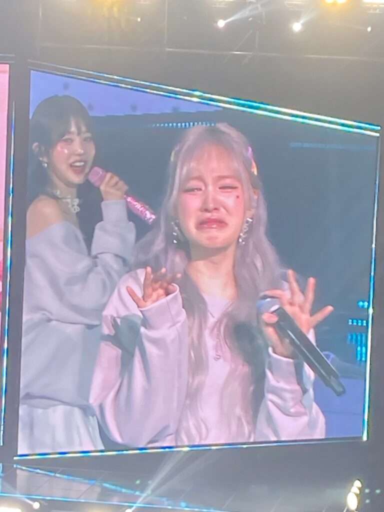 IVE Liz burst into tears at the end of the fanmeeting today