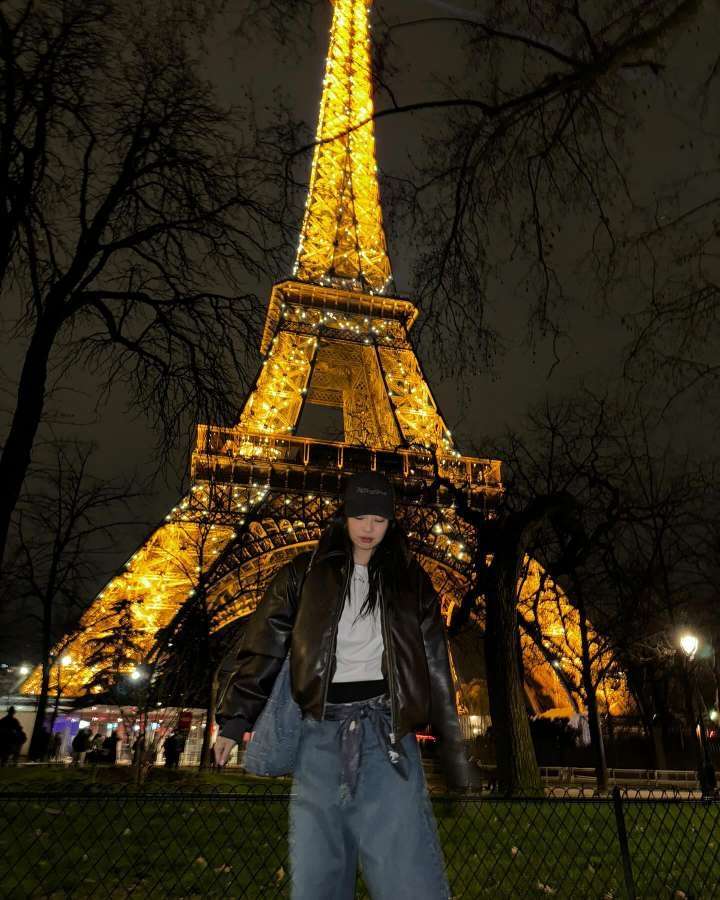 Jennie shines with her new pictures at the Eiffel Tower
