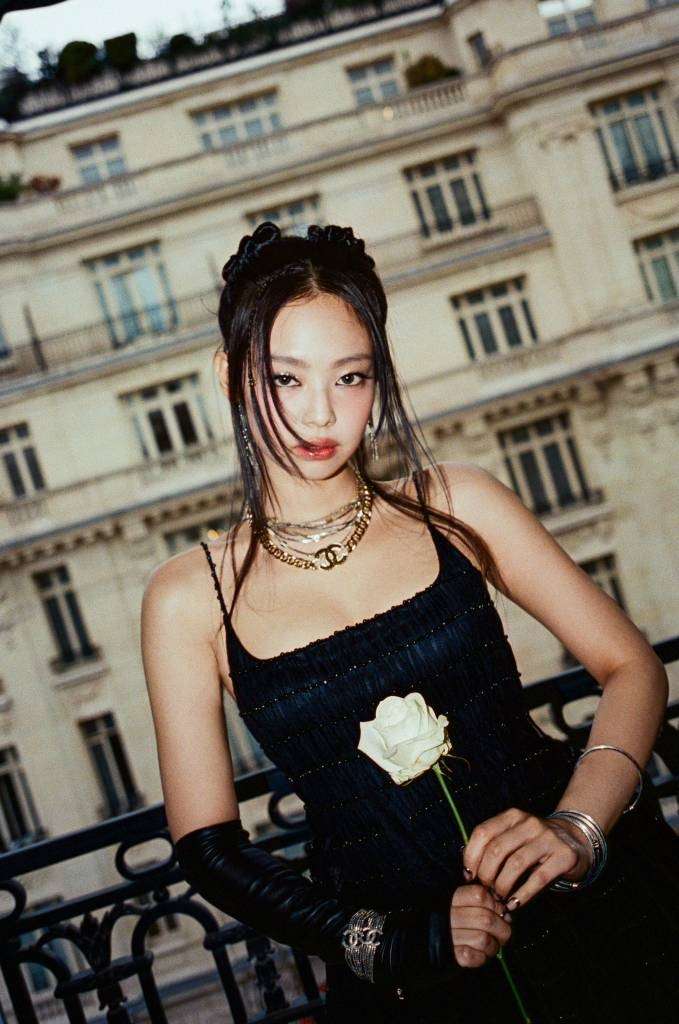 Netizens said that Jennie's company did better than YG after seeing pictures of her at the Chanel show posted by her company