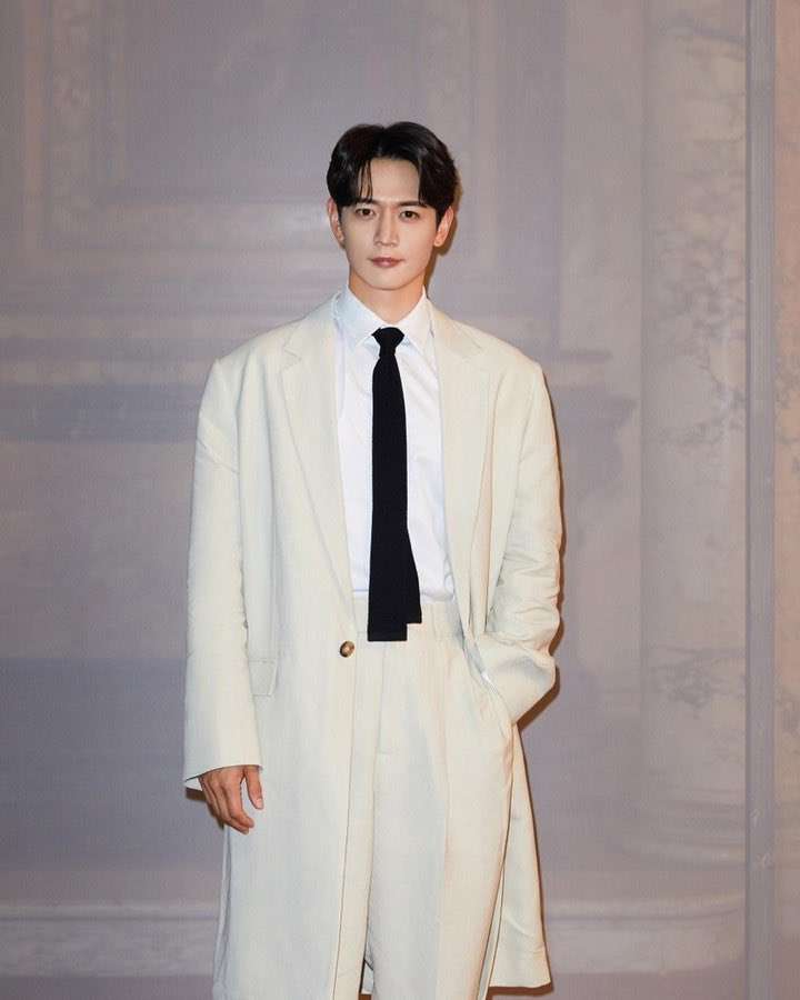 SHINee Minho at the fashion show in Rome is receiving positive reactions for his looks