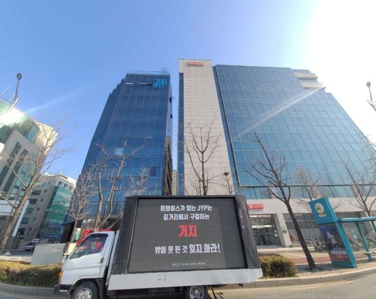 Korean netizens react to TWICE's Chinese fans sending protest trucks to JYP's building