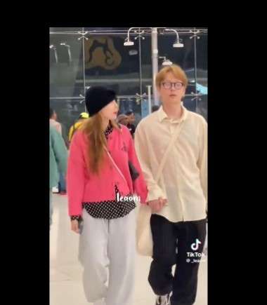Video of Hyuna and Yong Jun Hyung holding hands at the airport
