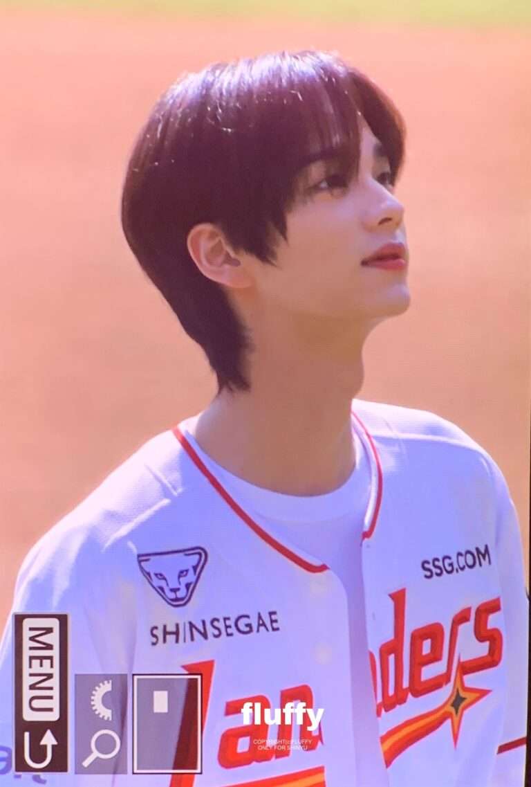 Visuals of TWS Shinyu who threw the first pitch in a baseball uniform today