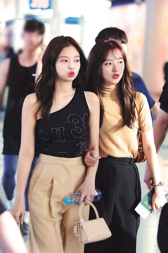 Who stands out more in Jennie and Jisoo's two-shot???