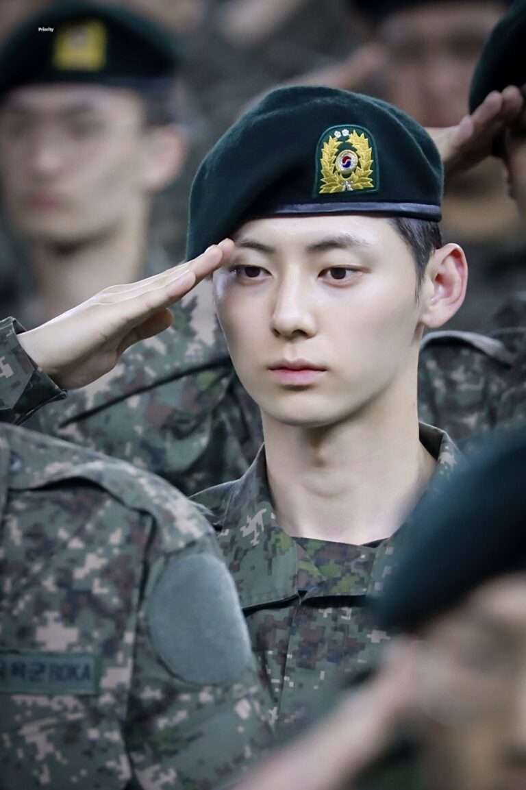 Hwang Minhyun's pictures at the military graduation ceremony in high resolution look like they are from a drama