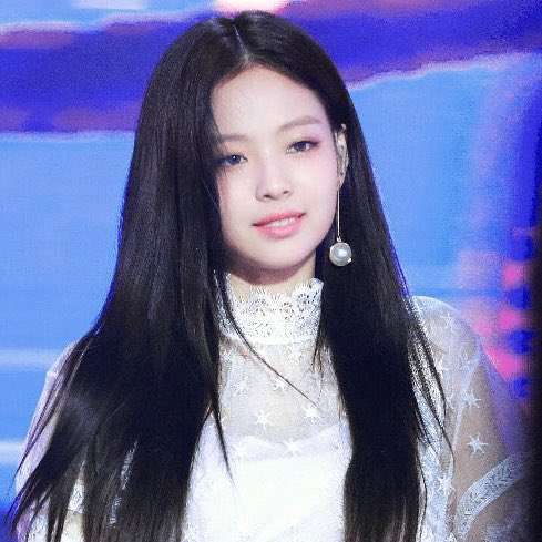 Looking back at Jennie when she was 22 years old, she had the prettiest face among the 4th and 5th generation female idols
