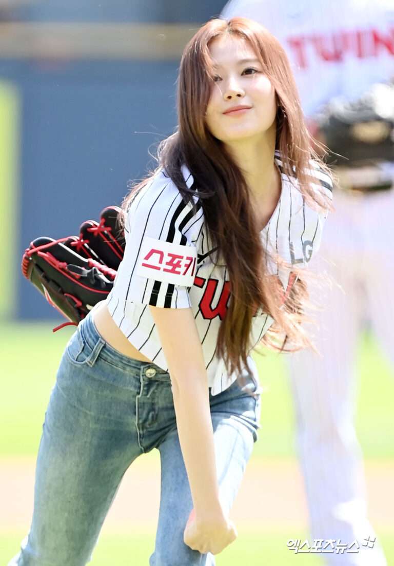 TWICE Sana threw out the first pitch for the LG Twins today