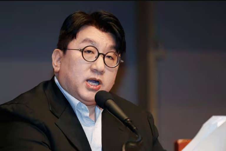 HYBE responds to accusations of Bang Si Hyuk ignoring NewJeans
