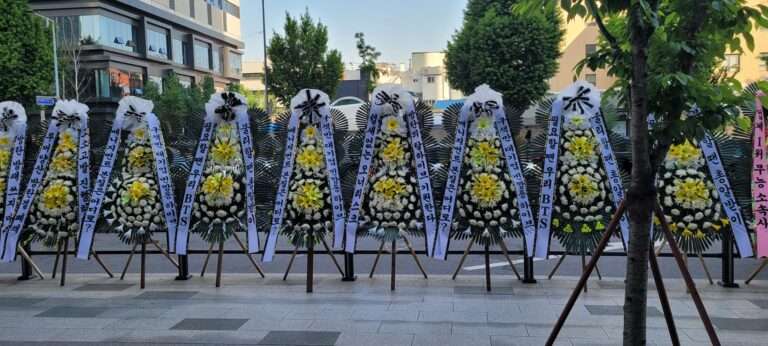 Korean netizens react to the funeral wreaths placed in front of HYBE in real time