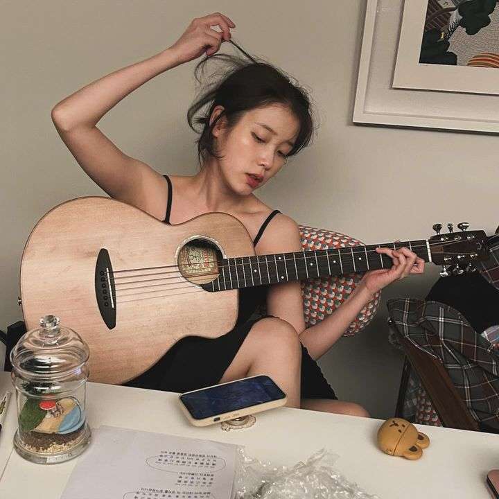 IU looks like a girlfriend on Instagram today