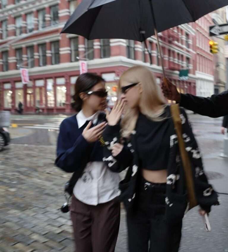 Jennie and Rosé being spotted on a date in New York is going viral on Pann
