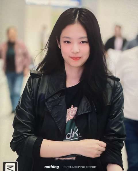 Jennie's expression when looking at fans today