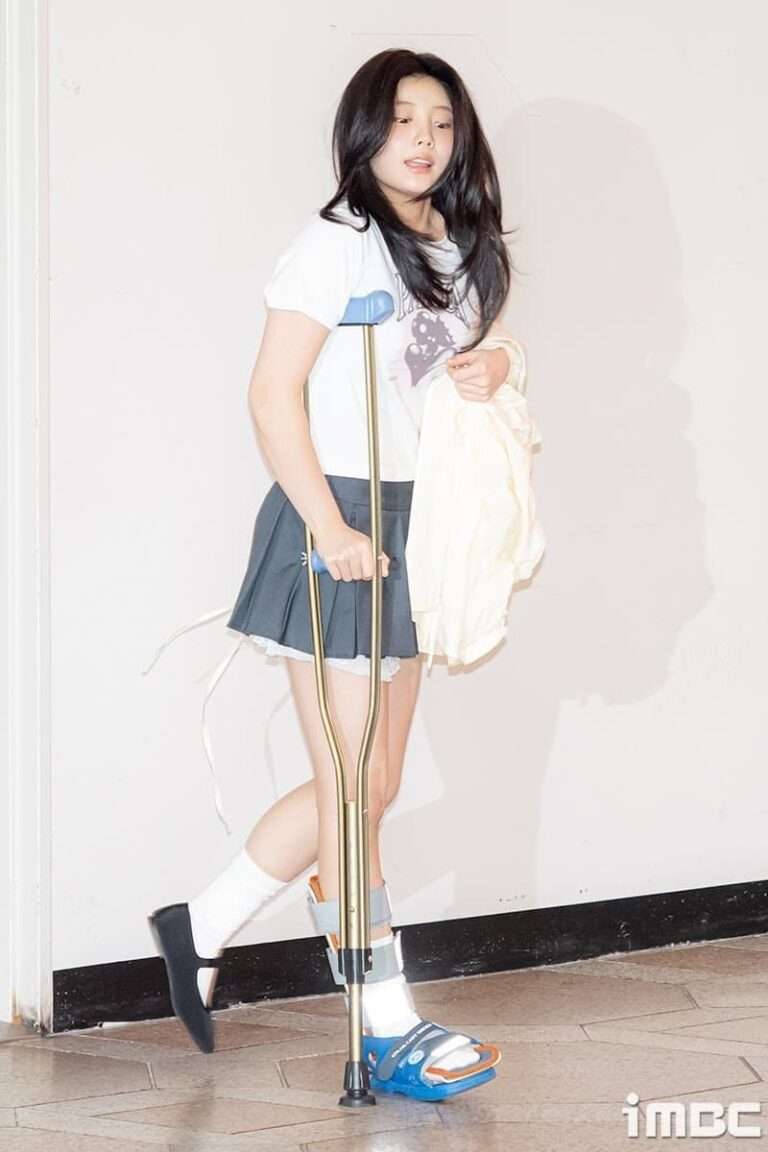 K-netizens criticized after seeing ILLIT Wonhee on crutches due to her leg injury
