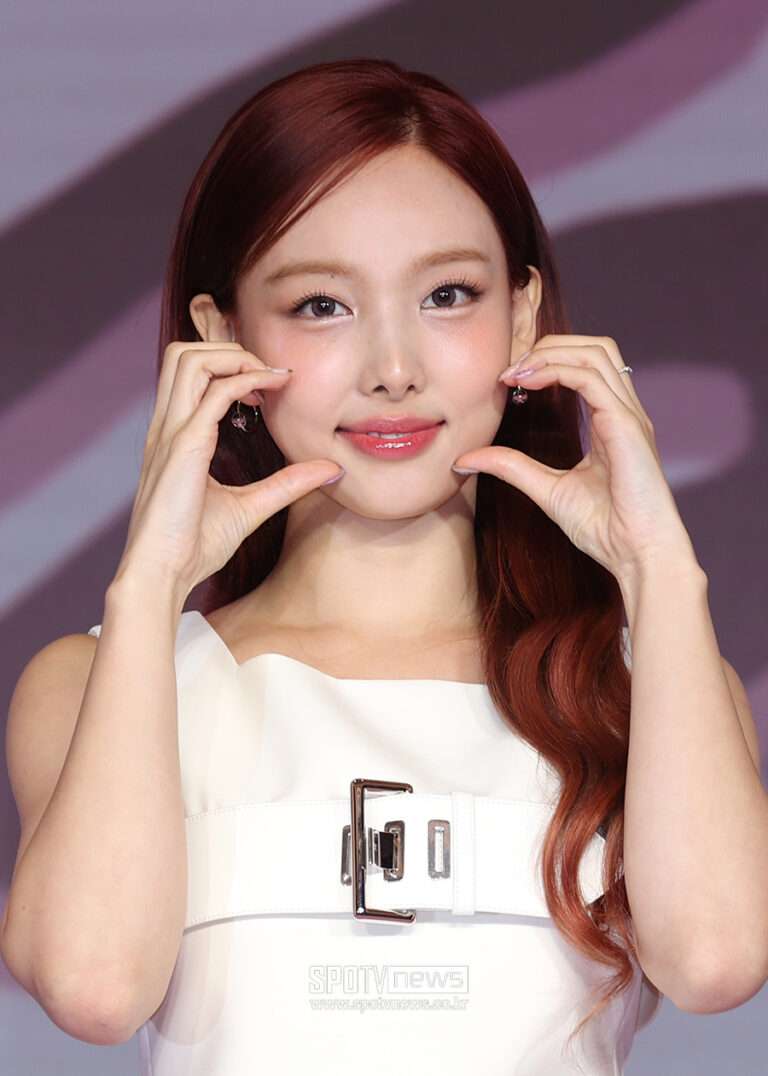 Nayeon was praised for her looks at her album release press conference