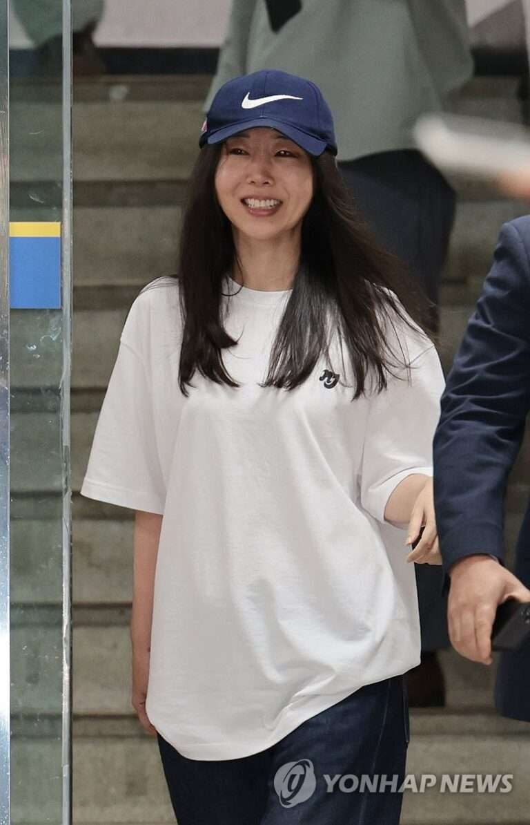 Min Heejin's expression after 8 hours of the police investigation is going viral