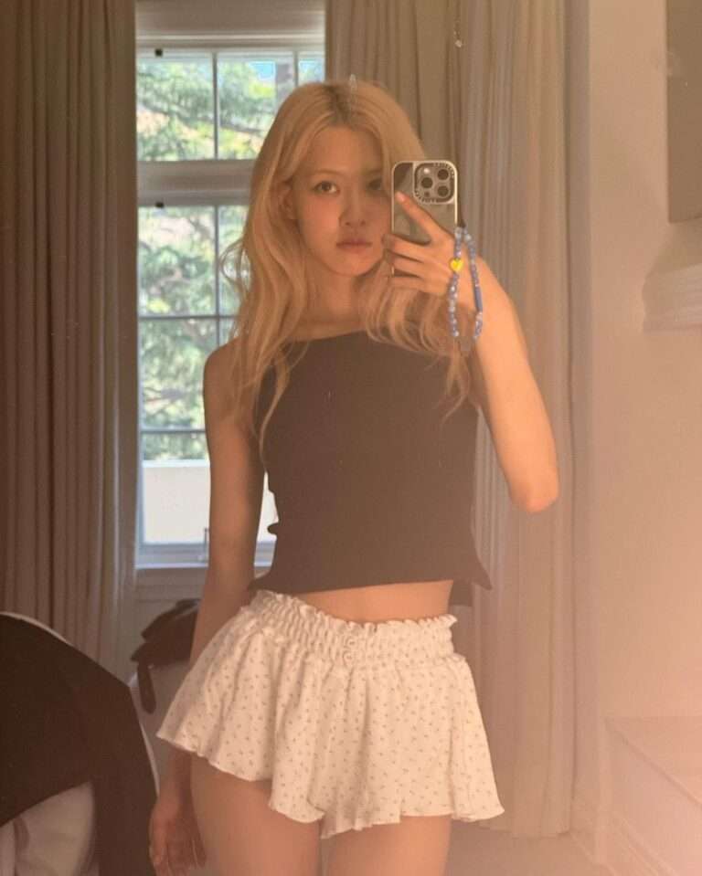 BLACKPINK Rosé shines with her stunning look on Instagram