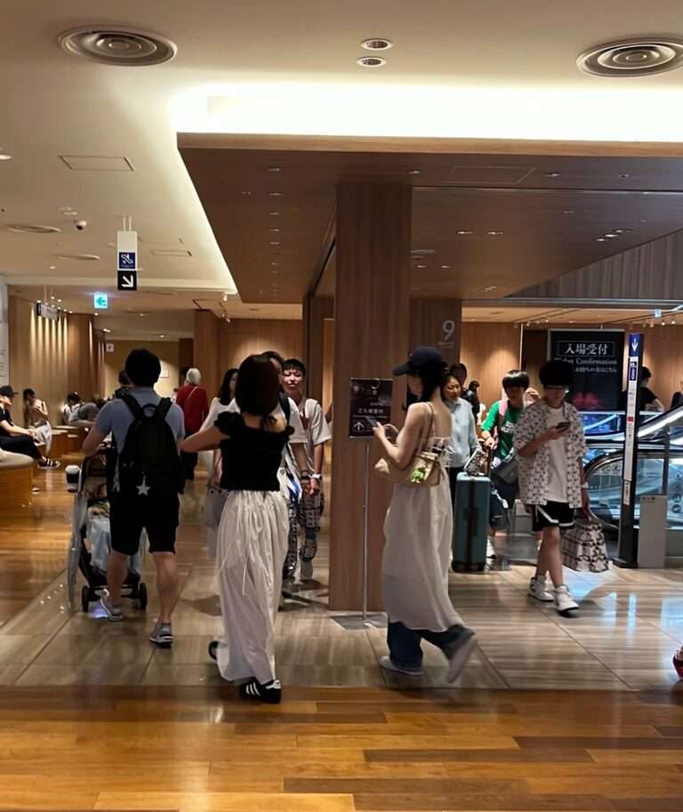 Karina and former SM Rookies Hina were spotted in Japan, clearing up rumors surrounding Aespa's debut