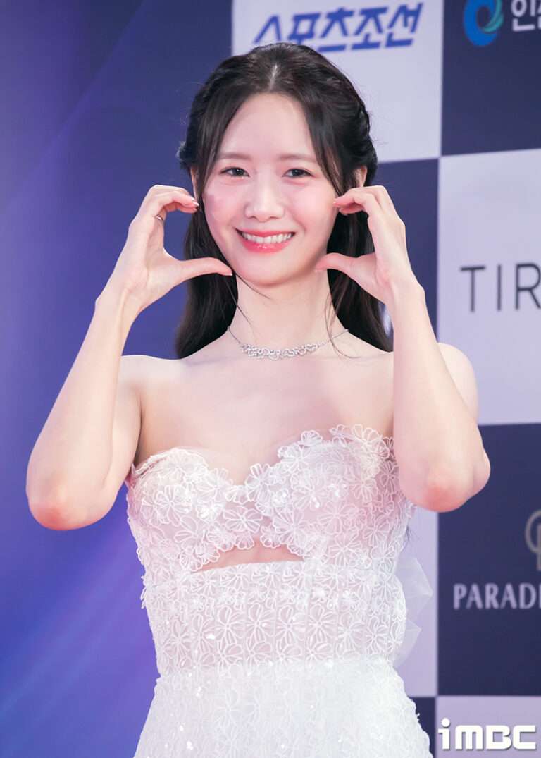 SNSD Yoona on the red carpet of the Blue Dragon Awards