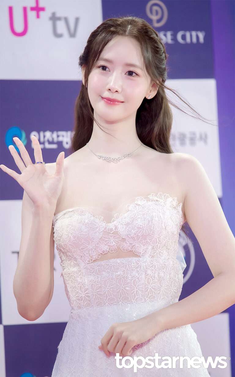 K-netizens were stunned by Yoona who wore three dresses at the Blue Dragon Awards yesterday